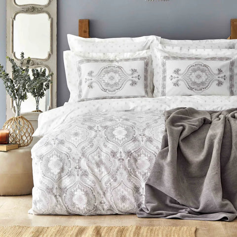 Karaca Home Arlen Grey Bettwäsche Set mit Tagesdecke